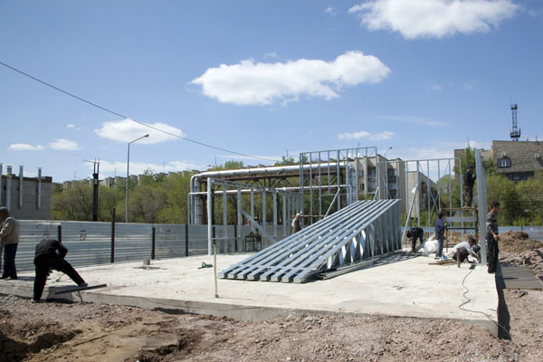 Строительство торгового павильона ЛСТК, дата снимка - 07 мая 2012 г.