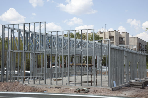 Строительство торгового павильона ЛСТК, дата снимка - 12 мая 2012 г.